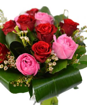 Buchet cu trandafiri în roz și roșu