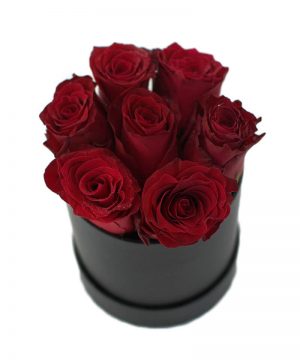 Cutie elegantă cu 7 trandafiri roșii